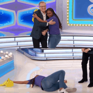 “The Price Is Right” Witnessed Unprecedented Scene as Contestant Collapses and Exhibits Unusual Behavior. A recent taping of the beloved game show “The Price Is Right” took an unexpected turn when a contestant reportedly fell to the floor and engaged in erratic rolling movements. You Won’t BELIEVE Why This “Price Is Right” Contestant Hit the Floor and Started ROLLING!